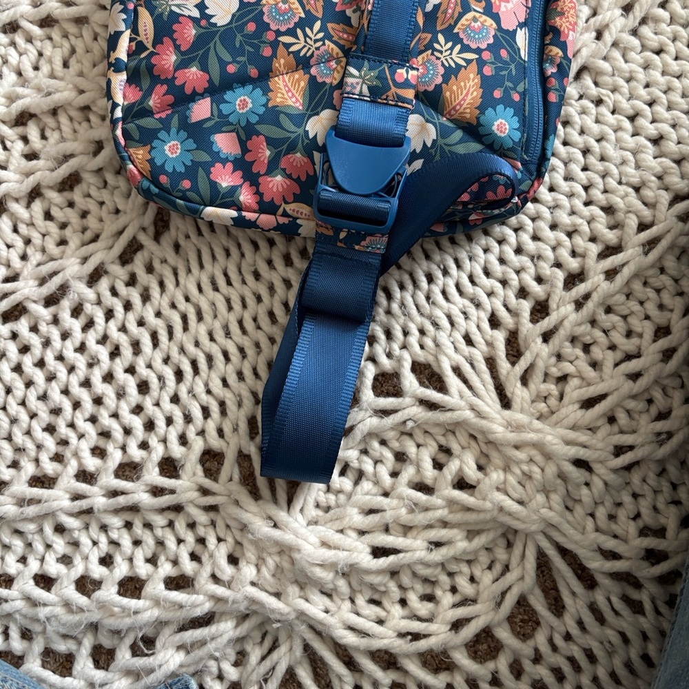 Vera Bradley Recycled Lighten Up Reactive Sling Backpack NWOT - Picture 9 of 10